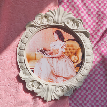 Nostalgic Mid Century Victorian Oval Picture Frame